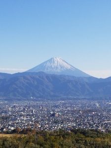 山梨にある白州蒸溜所から見た富士山