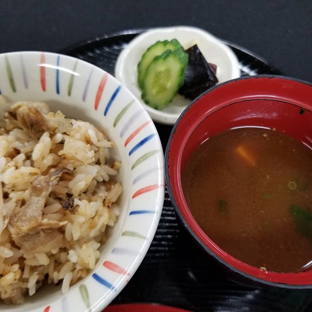 今月のお食事は 佐賀県金星豚と牛蒡の炊き込み御飯 赤出汁 香の物 です 福岡よひら 御飯 赤だし 味噌汁 創作和食 姪浜 西区 早良区 ランチ ディナー 福岡グルメ 個室の有るお店 眺めの良いお店 接待 祝い事 法事 会席 古民家レストラン 居心地の良いお店 時間を忘れる