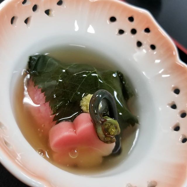 会席 じゆう かぜ きぼう こころ の桜餅です道明寺粉 もち米を干したもの で餅を作り中に煮穴子を入れました 福岡よひら 福岡グルメ 桜餅 道明寺 創作和食 煮穴子 ぜんまい 生麩 春の料理 お花見 お花見弁当 仕出し 持ち帰り弁当 かんひざくら 愛宕神社 西区 歓迎
